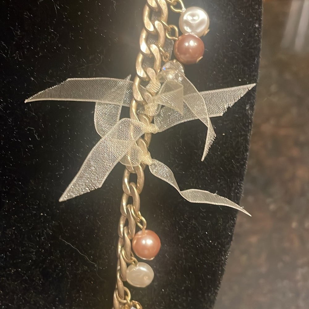 Loft Elegant Gold and Pink and  Pearl Necklace with bow details - Picture 2 of 3